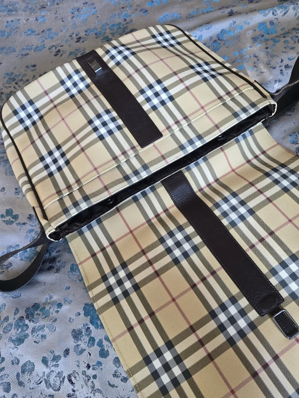 Authentic Burberry Classic Plaid Men's Messenger Bag in Beige